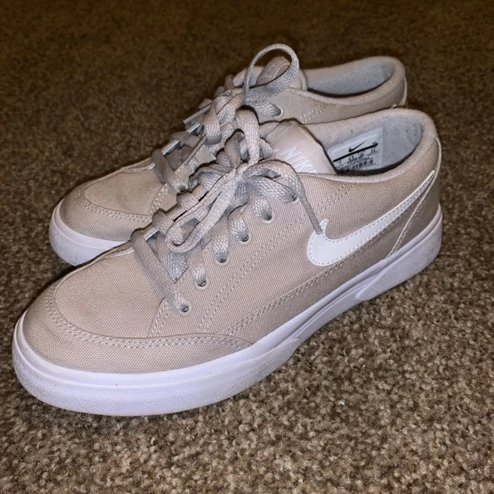 WOMENS NIKES SIZE 7